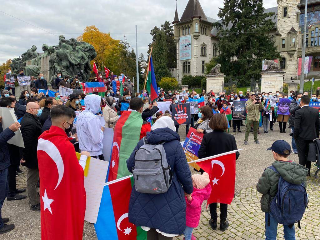 Ermenilerin sivil katliamları Bern'de protesto edildi 9