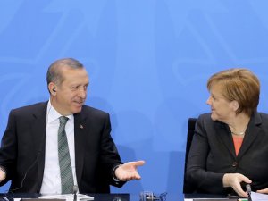 VE MERKEL TÜRKİYE’YE GİDİYOR…