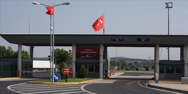 Yunanistan'daki yangınlar nedeniyle dün trafiğe kapatılan İpsala Sınır Kapısı'nda geçişler kontrollü başladı