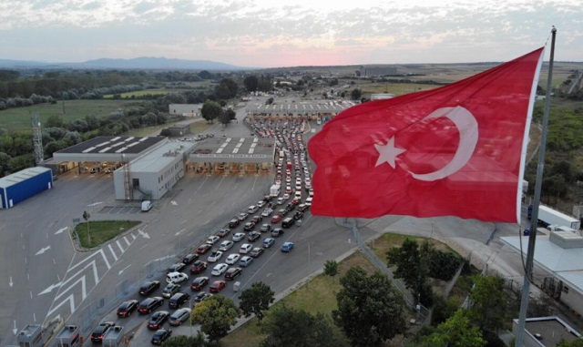 Edirne'de dönüş yolundaki gurbetçi: Kültürümüzü yaşamaya çalışıyoruz ama iyi karşılanmıyoruz