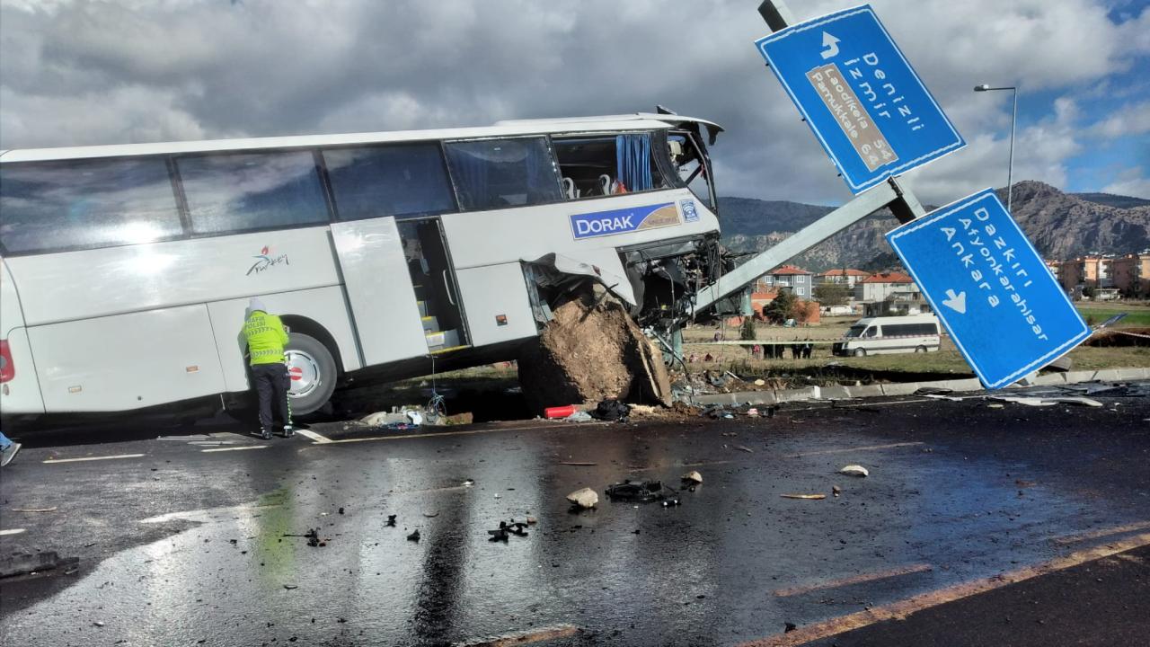 Denizli'de turistleri taşıyan otobüs otomobille çarpıştı: 30 yaralı