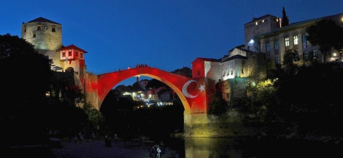 Mostar Köprüsü kırmızı beyaz renklere büründü