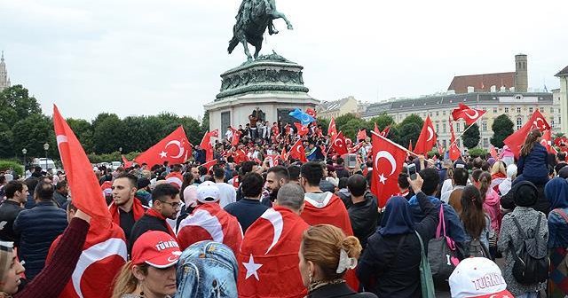 Avusturya'daki bayrak yasağına tepkiler büyüyor