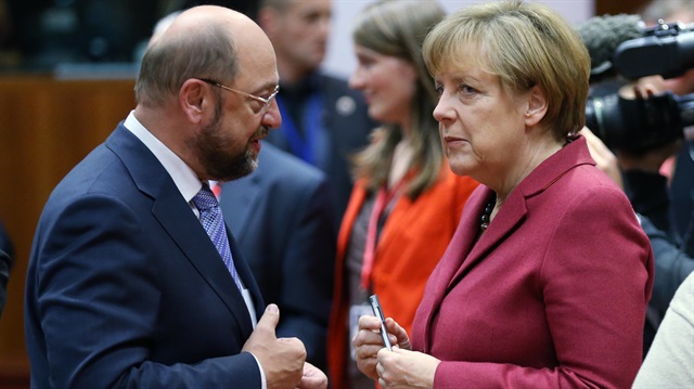 MERKEL’İN TAHTI SALLANIYOR