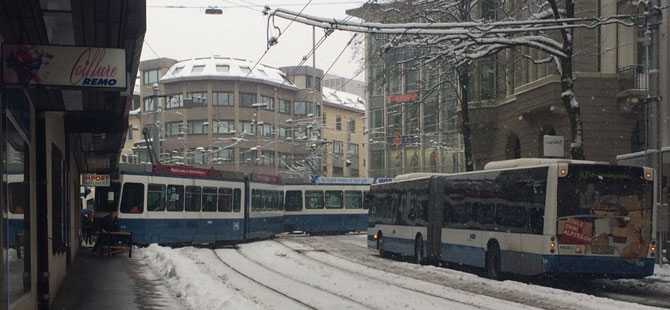 Tramvay raydan çıktı