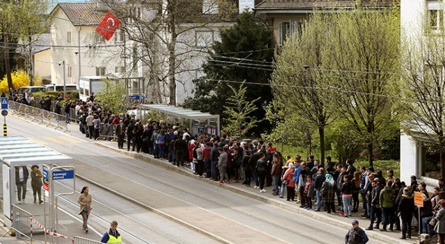 İsviçre'de Türkler sandıklara akın etti