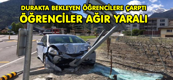 ARAÇ DURAKTA BEKLEYEN ÖĞRENCİLERE ÇARPTI