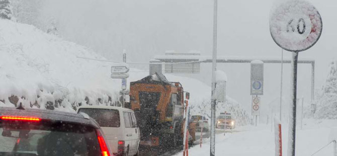 Yeni yağan kar Trafiği felç edebilir