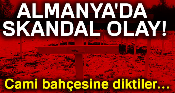 Cami arsasına haçlar dikildi